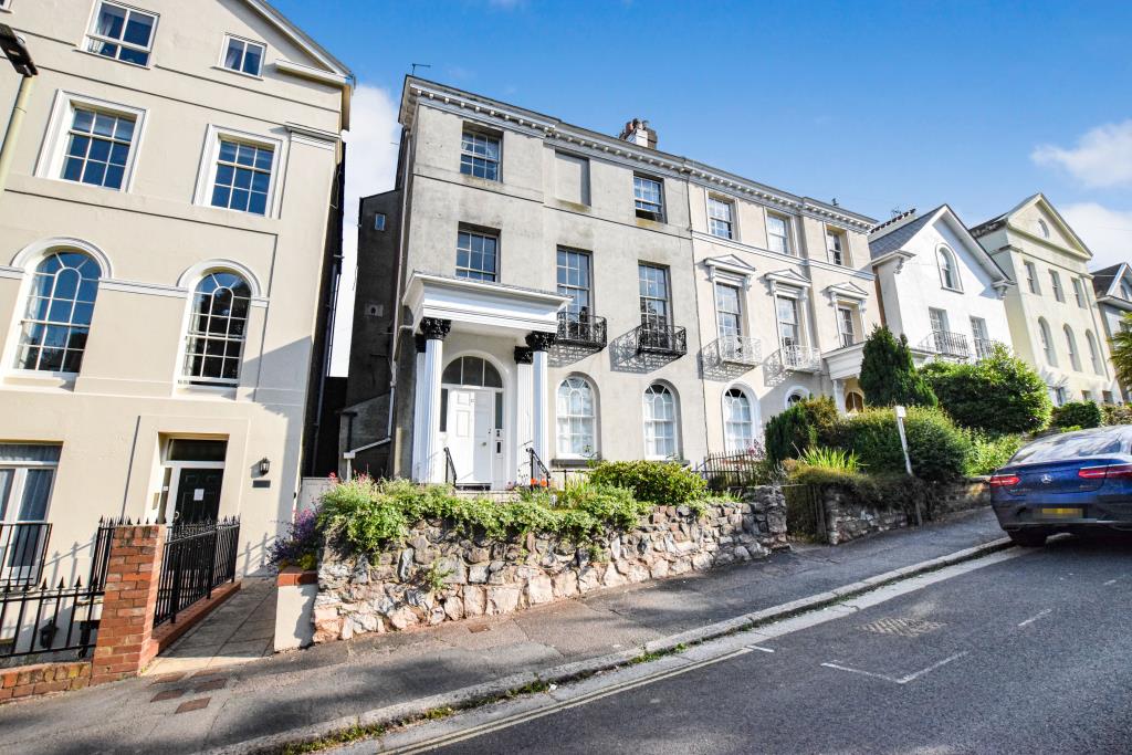 Lot: 74 - FREEHOLD INVESTMENT COMPRISING FIVE APARTMENTS WITH PARKING AND GARDENS - General view of the front of 12 Clifton Hill